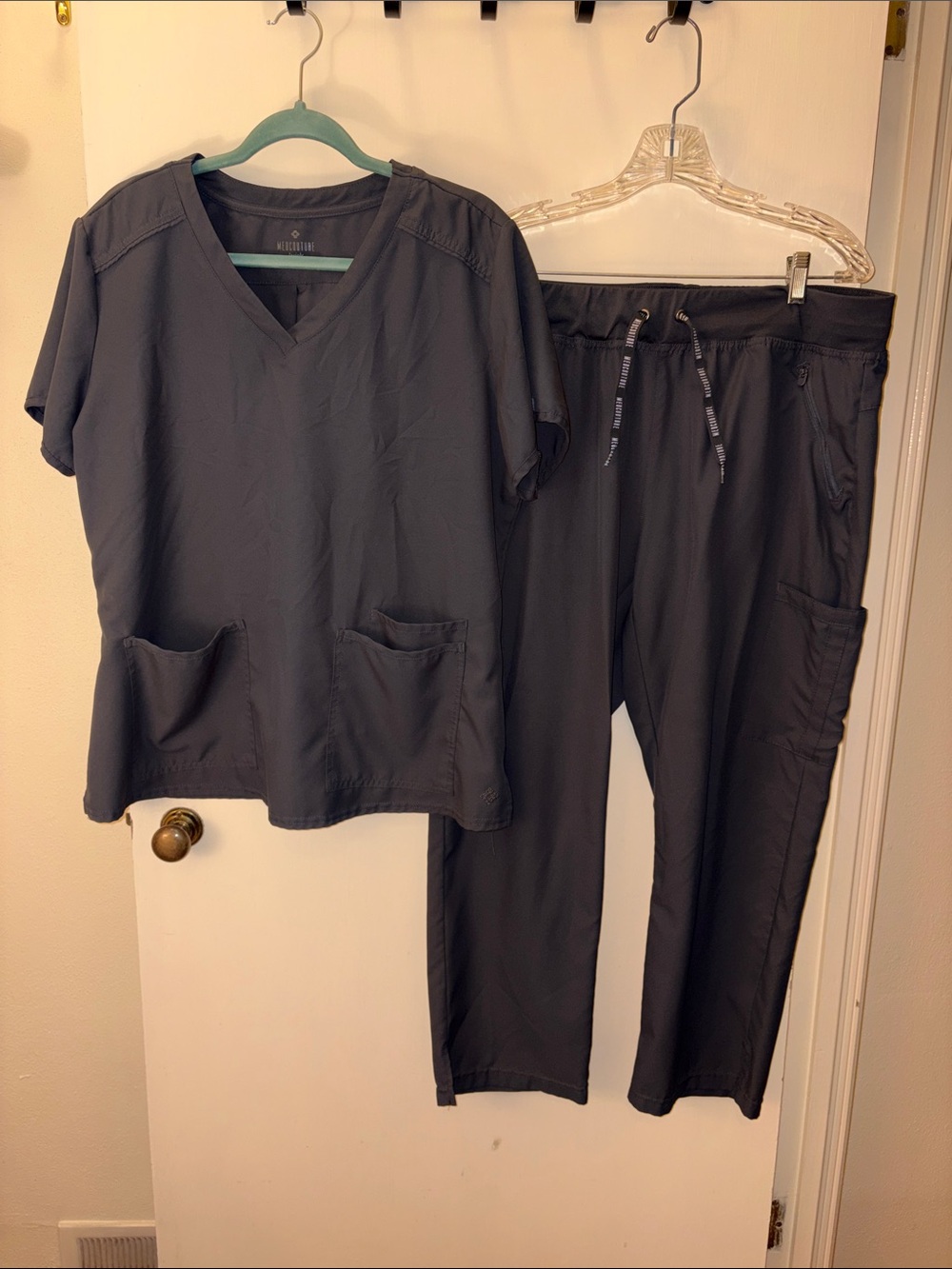 Medcouture Insight Pewter (PWTR) Scrub set size XL top and XL Petite Pants.